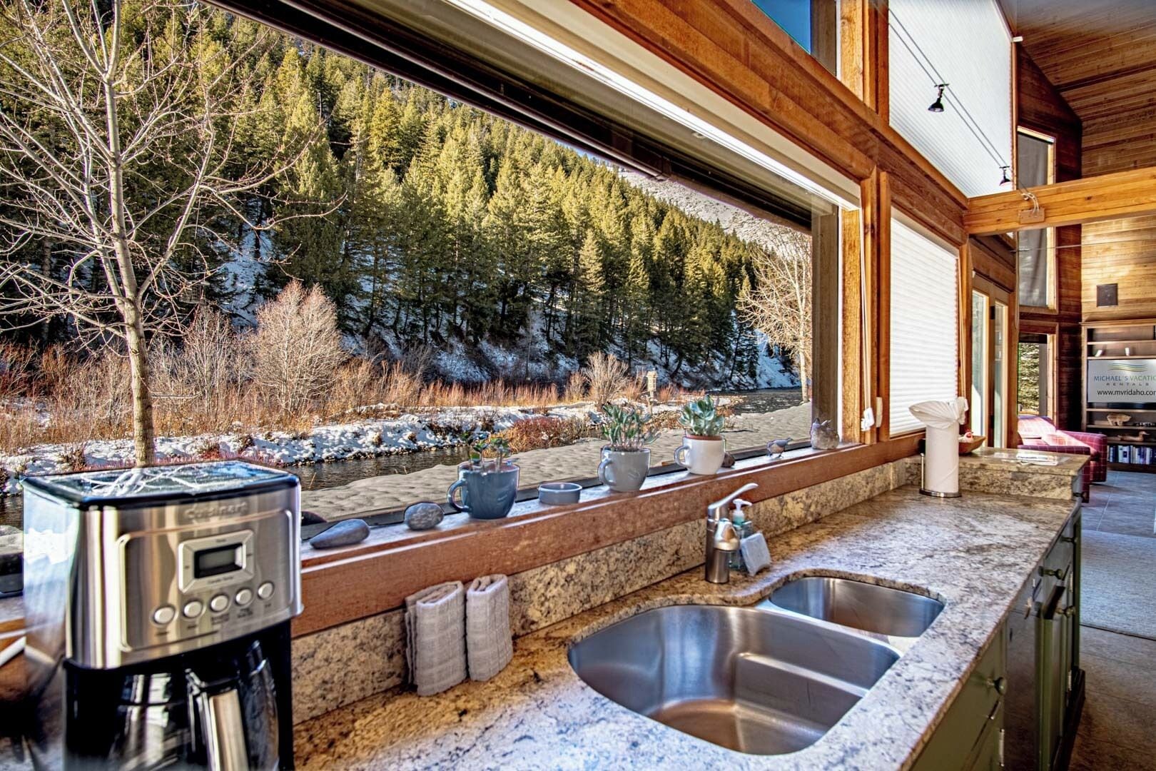 Casa, varias camas, patio, vista a la montaña (River House) | Cocina privada | Comedor 