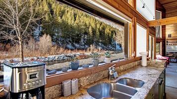 Hus - flera sängar - uteplats - utsikt mot bergen (River House) | Eget kök | Matbord