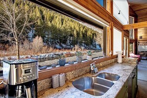 Hus - flera sängar - uteplats - utsikt mot bergen (River House) | Eget kök | Matbord