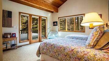 House, Multiple Beds, Patio, Mountain View (River House) | 4 bedrooms, individually decorated, individually furnished, bed sheets