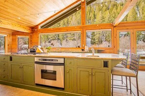 Ferienhaus, Mehrere Betten, Terrasse, Bergblick (River House) | Eigene Küche