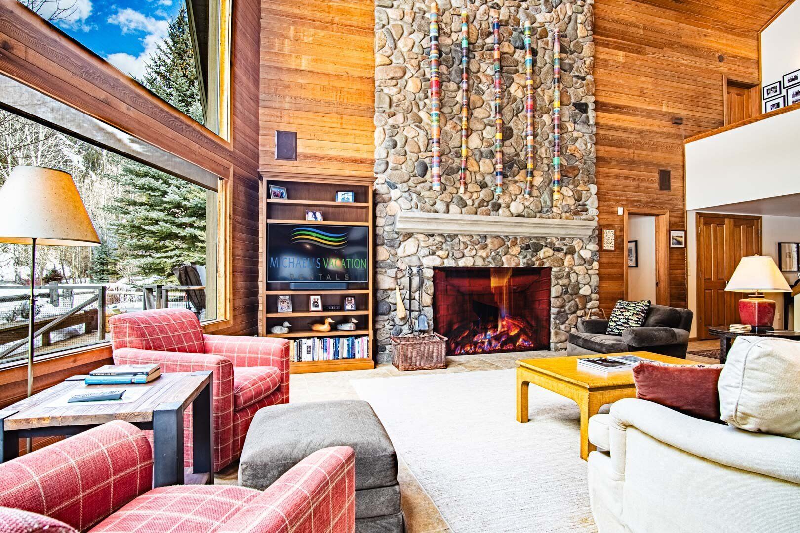 Casa, varias camas, patio, vista a la montaña (River House) | Área de sala de estar | Televisión de pantalla plana de 42 pulgadas con canales digitales 