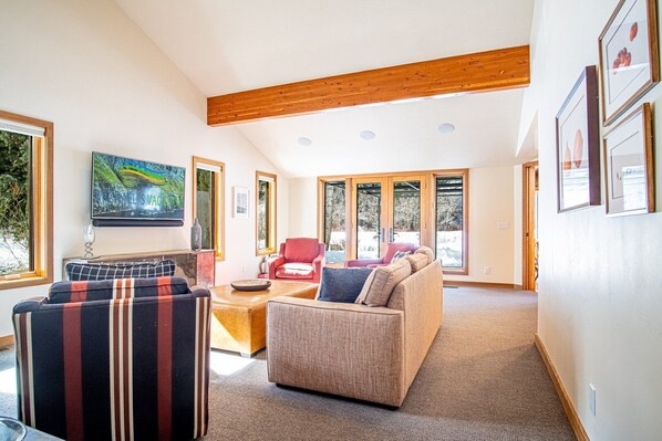 Maison, plusieurs lits, patio, vue montagne (River House) | Coin séjour | Télévision à écran plat de 42 pouces avec chaînes numériques