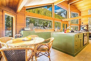 Maison, plusieurs lits, patio, vue montagne (River House) | Cuisine privée | Tables à manger