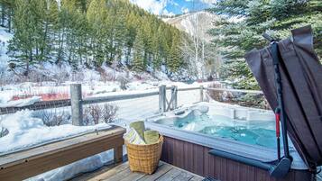 Casa, diversos llits, pati, vistes a la muntanya (River House) | Banyera d'hidromassatge a l'aire lliure