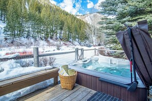 Casa, varias camas, patio, vistas a la montaña (River House) | Bañera de hidromasaje al aire libre