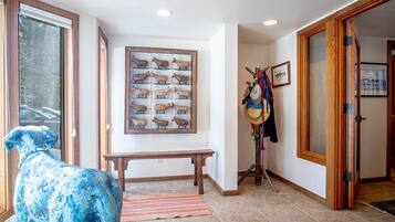 Hus - flera sängar - uteplats - utsikt mot bergen (River House) | Interiör