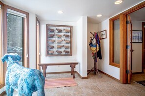 Hus - flera sängar - uteplats - utsikt mot bergen (River House) | Interiör