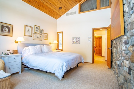 House, Multiple Beds, Patio, Mountain View (River House) | 4 bedrooms, individually decorated, individually furnished, bed sheets