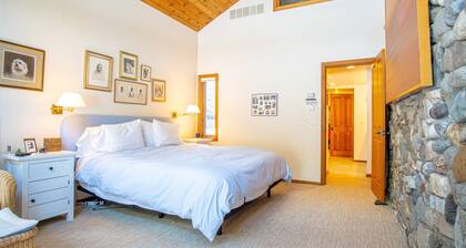 River House - 4BD Riverfront, Hot Tub, Near SV Ski Lifts!