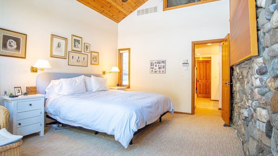 River House - 4BD Riverfront, Hot Tub, Near SV Ski Lifts!