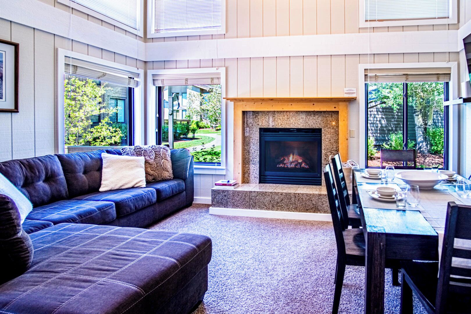 Leilighet, flere senger, terrasse, fjellutsikt (Creekside in Sun Valley 1273) | Oppholdsområde | En 42-tommers Flatskjerm-TV med digitale kanaler