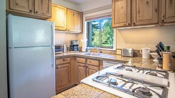 Condo, Multiple Beds, Patio, Mountain View (Creekside in Sun Valley 1273) | Private kitchen | Dining tables