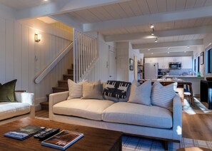 Condo, varias camas, patio, vista a la montaña (Creekside in Sun Valley 1274) | Área de sala de estar | Televisión de pantalla plana de 42 pulgadas con canales digitales 