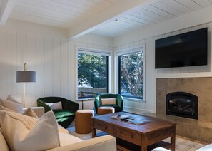 Condo, varias camas, patio, vista a la montaña (Creekside in Sun Valley 1274) | Área de sala de estar | Televisión de pantalla plana de 42 pulgadas con canales digitales 