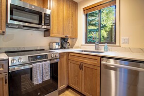 콘도, 침대(여러 개), 파티오, 산 전망 (Creekside in Sun Valley 1294) | 전용 주방 | 식탁