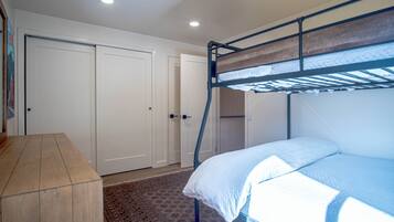 公寓客房, 多張床, 庭院, 山景 (Creekside in Sun Valley 1294) | 2 間臥室、獨特裝潢、布置獨特、床單