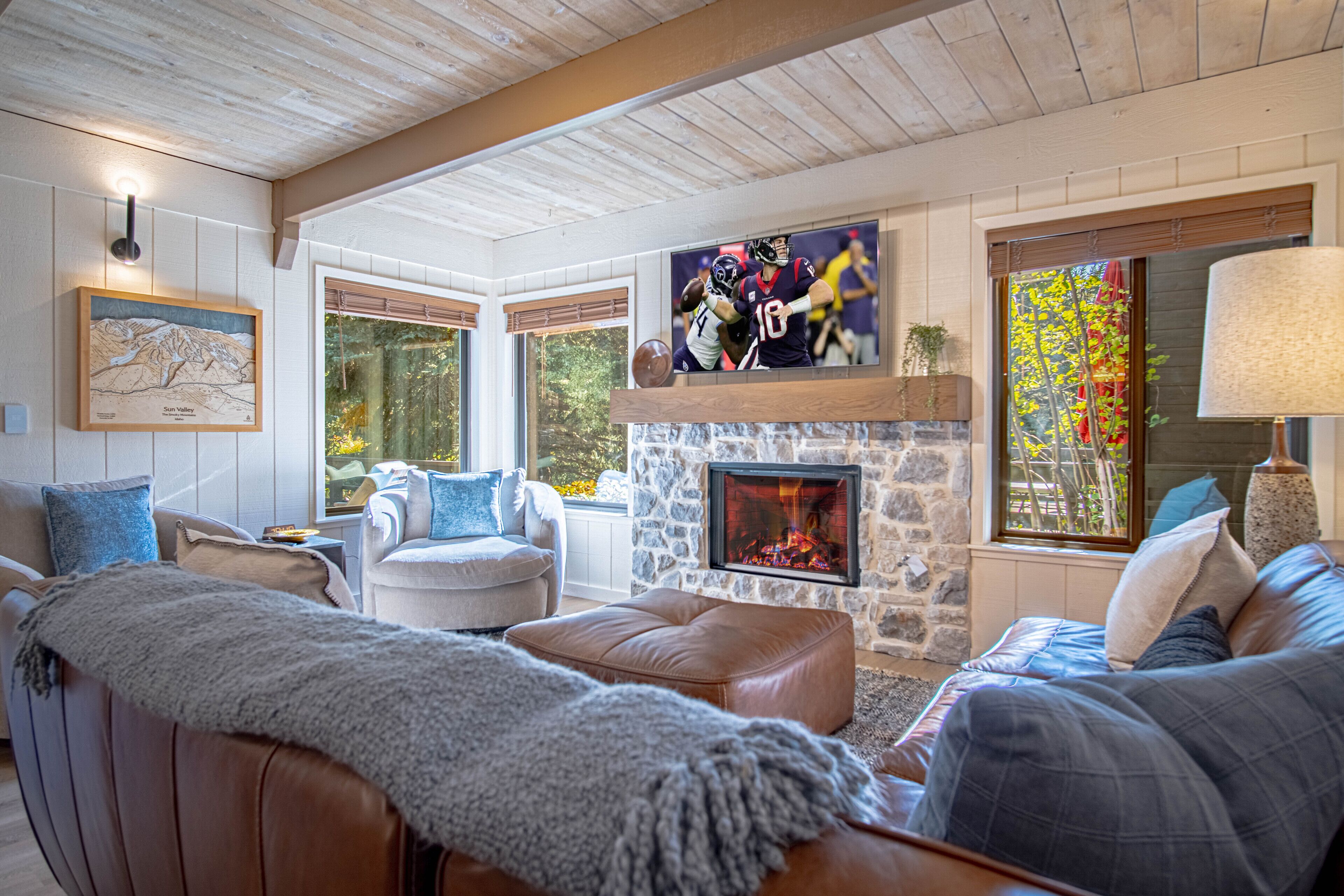 Leilighet, flere senger, terrasse, fjellutsikt (Creekside in Sun Valley 1294) | Oppholdsområde | En 42-tommers Flatskjerm-TV med digitale kanaler