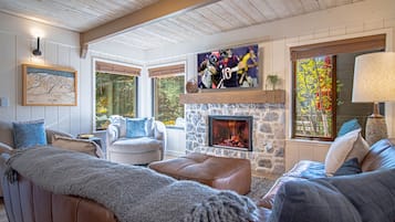 Condo, várias camas, varanda, vista para a montanha (Creekside in Sun Valley 1294) | Área de estar | TV de tela plana 42 polegadas com canais digitais