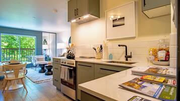 Apartamento, 1 cama de matrimonio, patio, vistas a la montaña (Angani Studio) | Cocina privada | Mesa de comedor