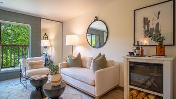 Apartamento, 1 cama de matrimonio, patio, vistas a la montaña (Angani Studio) | Zona de estar | Televisión de pantalla plana de 42 pulgadas con canales digitales