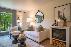 Condo, 1 cama Queen, varanda, vista para a montanha (Angani Studio) | Área de estar | TV de tela plana 42 polegadas com canais digitais