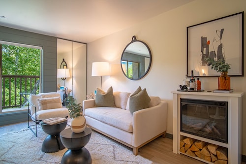 Angani Studio - Elkhorn Resort Amenities Included