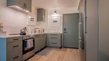 Apartamento, 1 cama de matrimonio, patio, vistas a la montaña (Angani Studio) | Cocina privada | Mesa de comedor