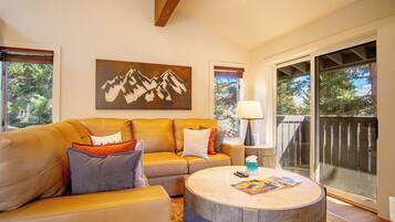 Condo, Plusieurs lits, balcon, vue sur la montagne (Stonehenge Condo #5) | Aire de séjour | Téléviseur à écran plat de 42 po avec télévision numérique