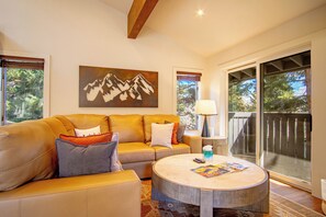 公寓式客房, 多张床, 阳台, 山景 (Stonehenge Condo #5) | 起居区 | 42-英寸纯平电视(配备数码频道)