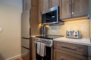 公寓式客房, 多张床, 阳台, 山景 (Stonehenge Condo #5) | 私人厨房 | 餐桌