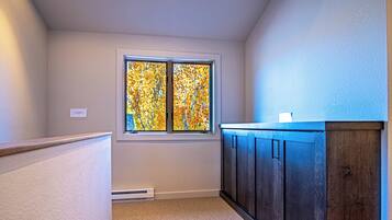 Bloc d'apartaments, diversos llits, balcó, vistes a la muntanya (Stonehenge Condo #5) | Interior