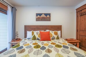 콘도, 침대(여러 개), 발코니, 산 전망 (251 Second Avenue B) | 2 개의 침실, 각각 다른 스타일의 인테리어, 각각 다르게 가구 비치, 침대 시트