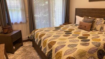 Lägenhet - flera sängar - balkong - utsikt mot bergen (251 Second Avenue B) | 2 sovrum, individuell inredning, unika möbler och sängkläder