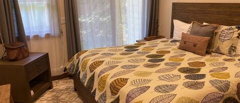 公寓式客房, 多张床, 阳台, 山景 (251 Second Avenue B) | 2 多间卧室、特色装修、特色家居、床单