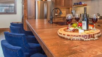 Apartment, Mehrere Betten, Balkon, Bergblick (251 Second Avenue B) | Eigene Küche