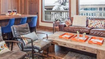 Apartamento, varias camas, balcón, vistas a la montaña (251 Second Avenue B) | Interior