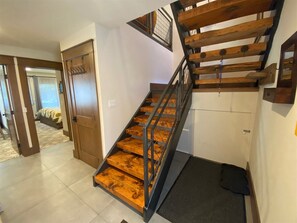 Lägenhet - flera sängar - balkong - utsikt mot bergen (251 Second Avenue B) | Interiör