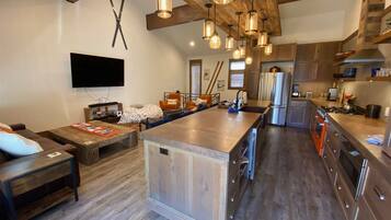 Lägenhet - flera sängar - balkong - utsikt mot bergen (251 Second Avenue B) | Interiör