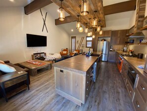 Lägenhet - flera sängar - balkong - utsikt mot bergen (251 Second Avenue B) | Interiör