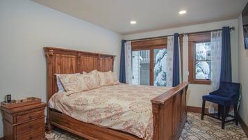 Condo, varias camas, balcón, vista a la montaña (251 Second Avenue B) | 2 habitaciones, decoración personalizada y muebles diferentes