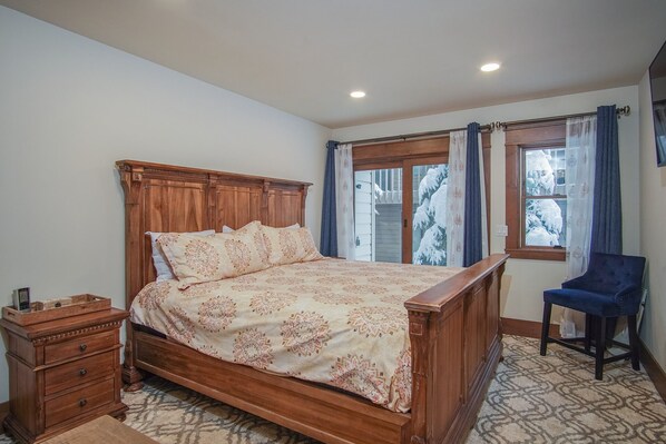 Condo, varias camas, balcón, vista a la montaña (251 Second Avenue B) | 2 habitaciones, decoración personalizada y muebles diferentes 