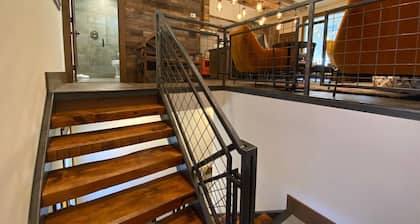 DT Ketchum - Chill, Two-story Getaway w/ a Gourmet Kitchen - Walk Downtown & to River Run Lifts