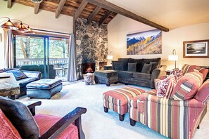 Condo, nhiều giường, sân hiên, quang cảnh núi (Snow Creek Condo 1557) | Khu phòng khách | TV màn hình phẳng 42-inch có truyền hình kỹ thuật số