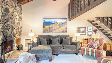 Condo, nhiều giường, sân hiên, quang cảnh núi (Snow Creek Condo 1557) | Khu phòng khách | TV màn hình phẳng 42-inch có truyền hình kỹ thuật số