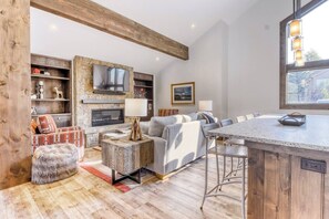 Condo, nhiều giường, sân hiên, quang cảnh núi (Snow Creek Condo 1557) | Khu phòng khách | TV màn hình phẳng 42-inch có truyền hình kỹ thuật số