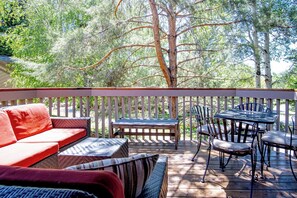 Outdoor dining - Snow Creek 1557 - Pool & Hot Tub + Ski-in/ski-out (Sun Valley)