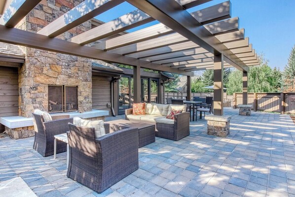 Terrace/patio - Snow Creek 1557 - Pool & Hot Tub + Ski-in/ski-out (Sun Valley)