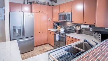 Condo, nhiều giường, sân hiên, quang cảnh núi (Snow Creek Condo 1557) | Bếp riêng | Bàn ăn