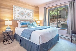 콘도, 침대(여러 개), 파티오, 산 전망 (Snow Creek Condo 1557) | 2 개의 침실, 각각 다른 스타일의 인테리어, 각각 다르게 가구 비치, 침대 시트